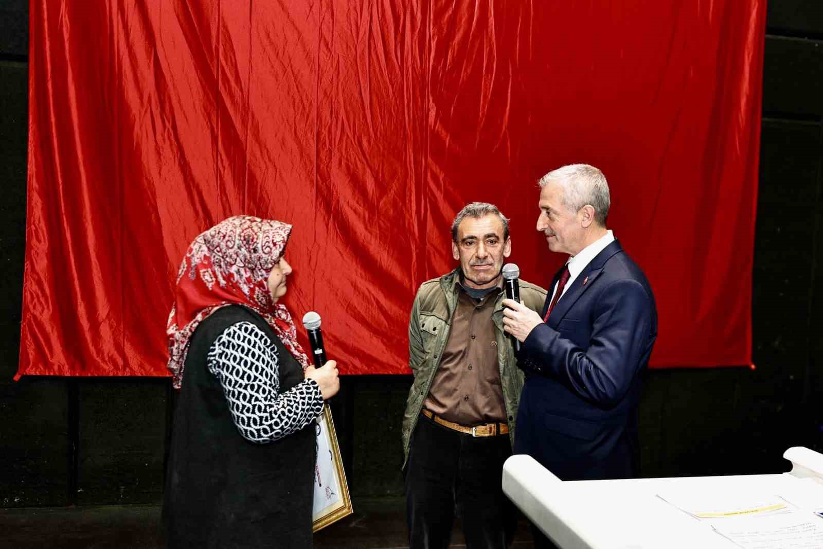 Evlilik Okulu’nda 548 çifte sertifikalarını Başkan Tahmazoğlu verdi