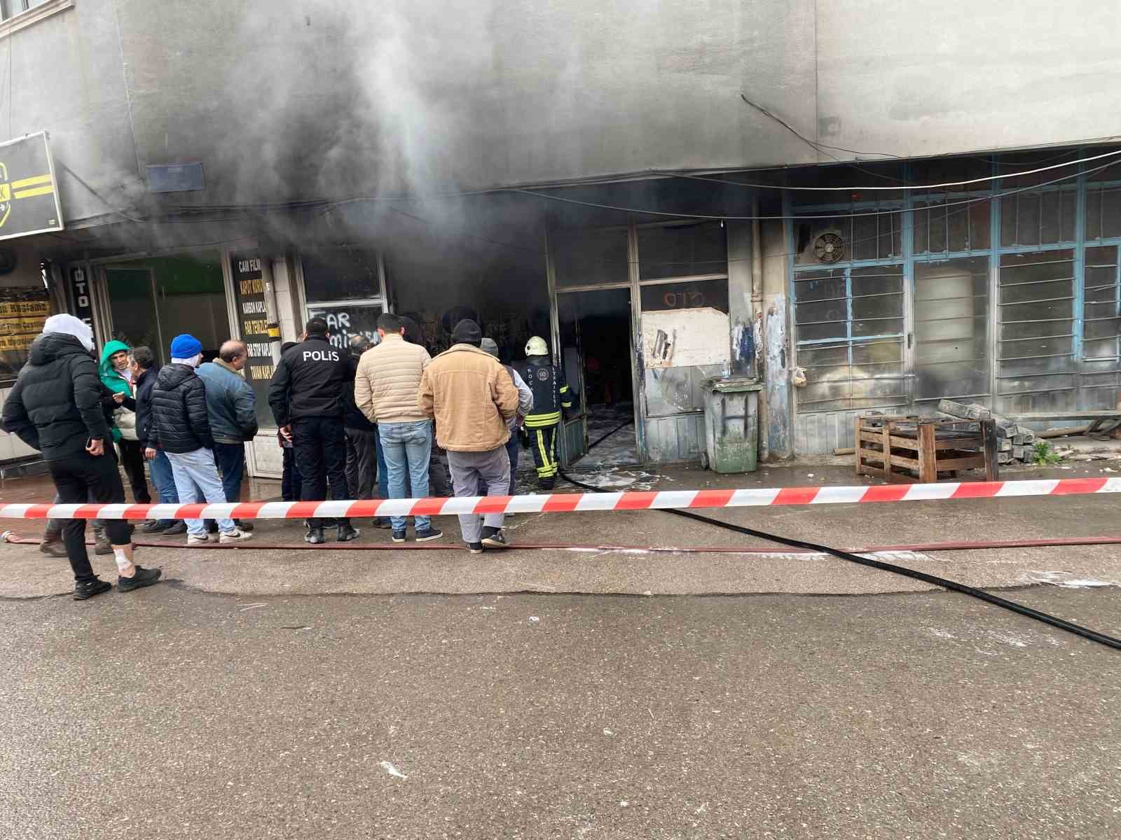 Yemeğe giden ustanın açık unuttuğu elektrikli soba yangına sebep oldu
