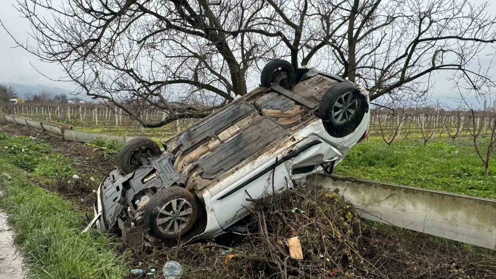 Direksiyon hakimiyetini kaybeden sürücü takla attı