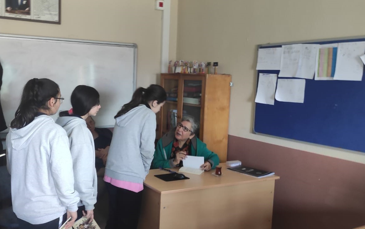 Sarıgöl’de öğrenciler ’Koca Seyit’in yazarıyla buluştu