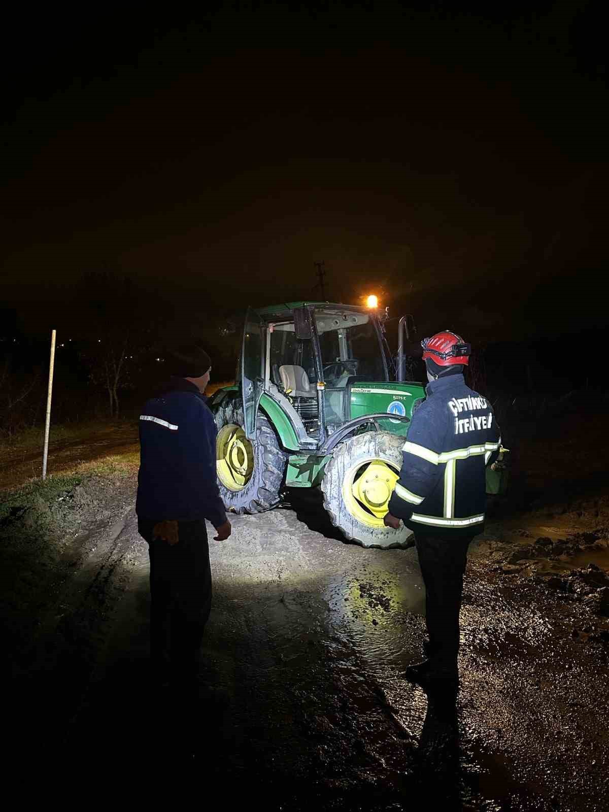 Yalova’da cipleri çamura saplanan 2 kişi kurtarıldı