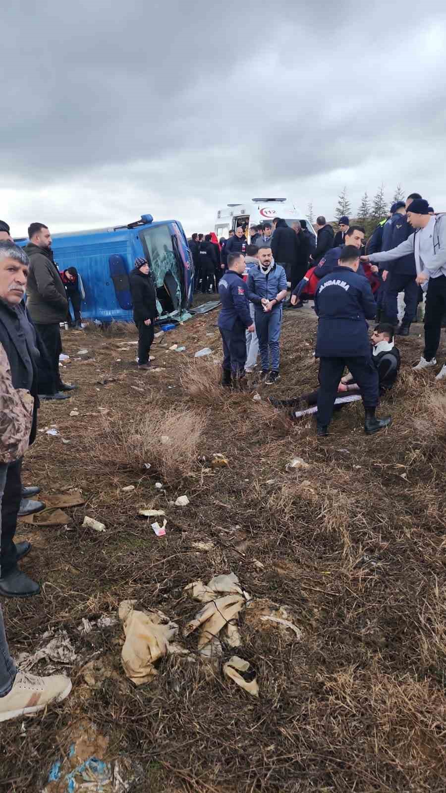 Cezaevi aracı devrildi, 14 kişi yaralandı
