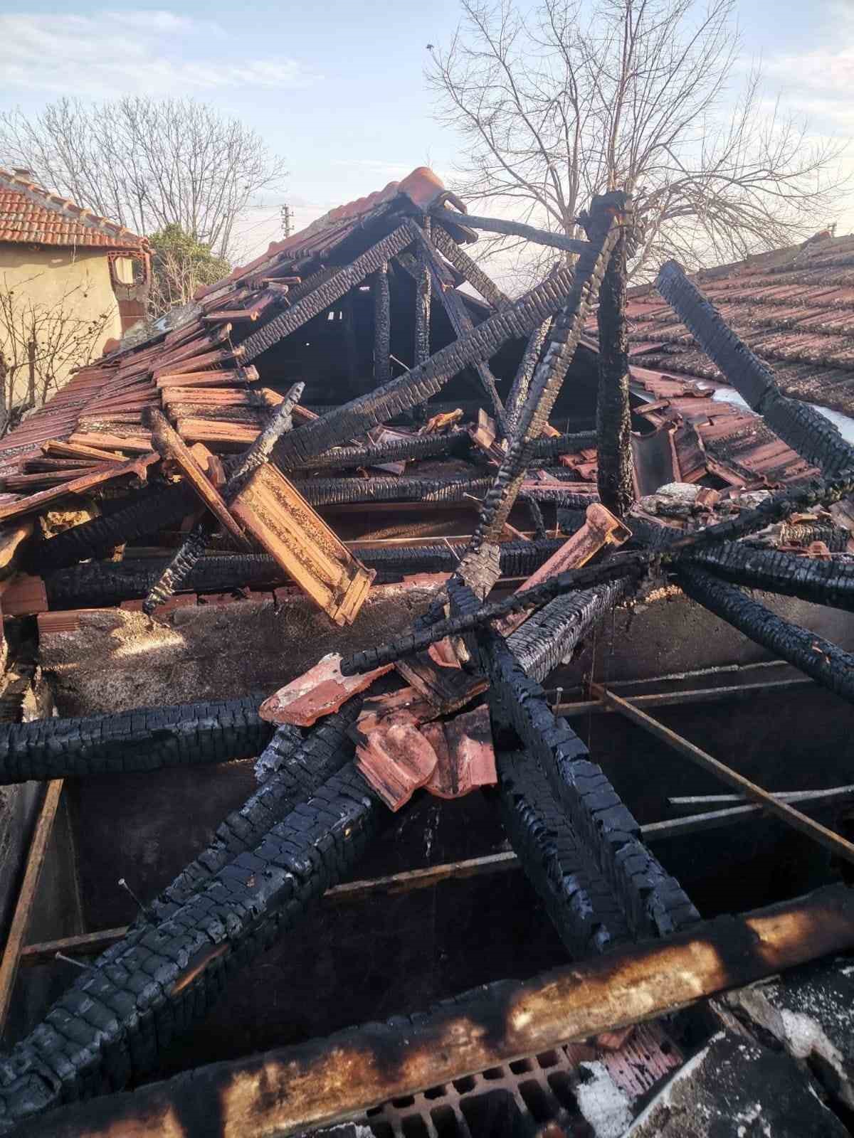 Manisa’da yangın bir evi kül etti