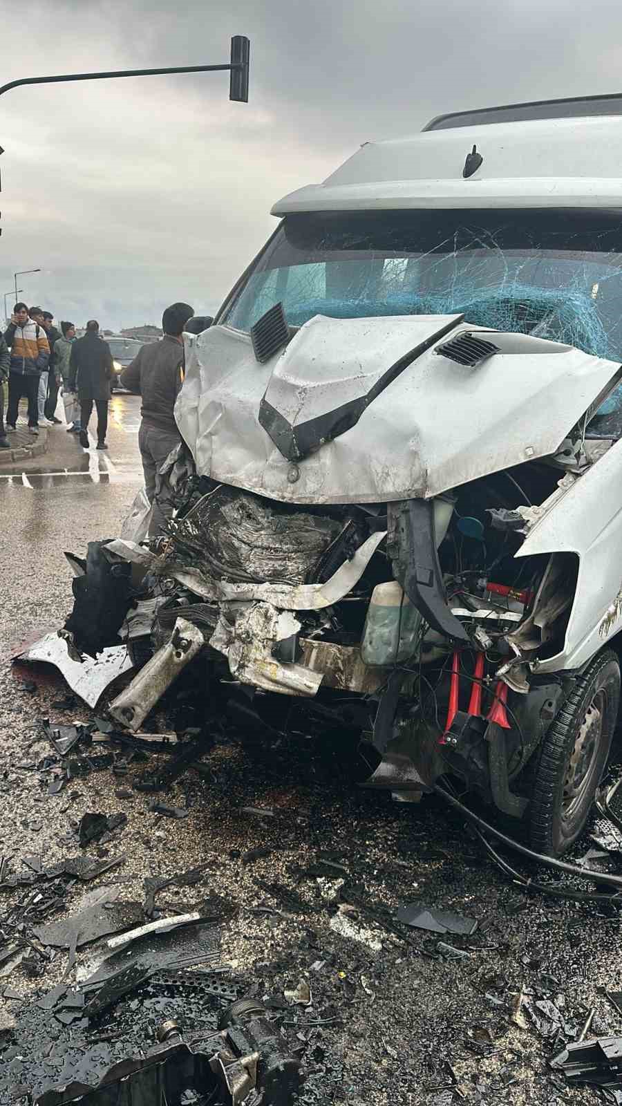 Bursa’da okul servisi otobüsle çarpıştı: 9 yaralı