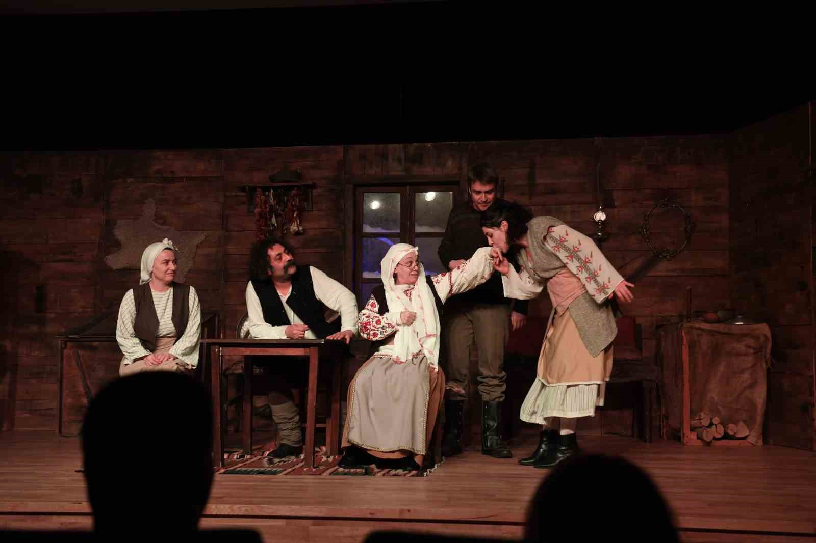 Yüzyıllık sürgün tiyatro oyunuyla anlatıldı