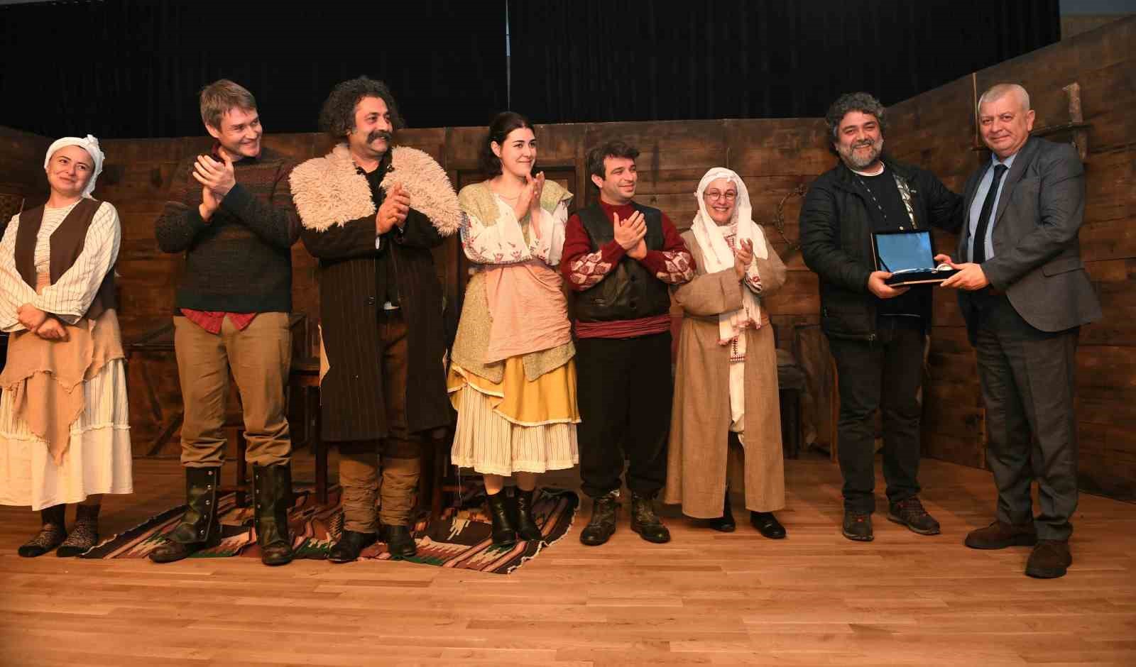 Y&uuml;zyıllık s&uuml;rg&uuml;n tiyatro oyunuyla anlatıldı
