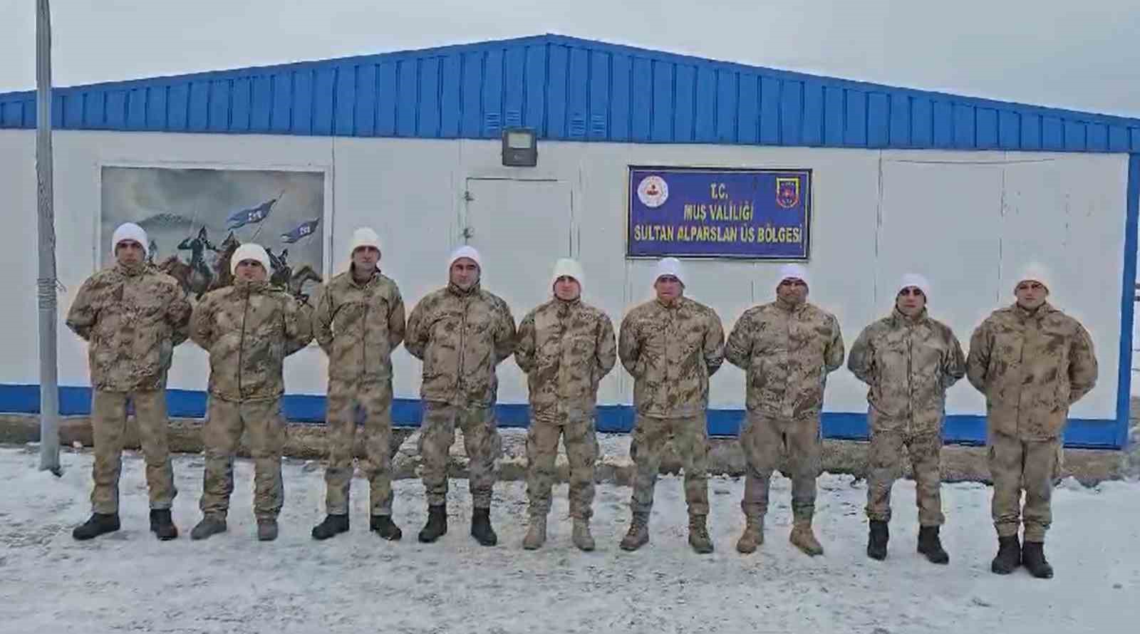 Sabahat ve Selma ninenin &ouml;rd&uuml;ğ&uuml; bereler Mehmet&ccedil;ik&rsquo;in y&uuml;reğini ısıttı
