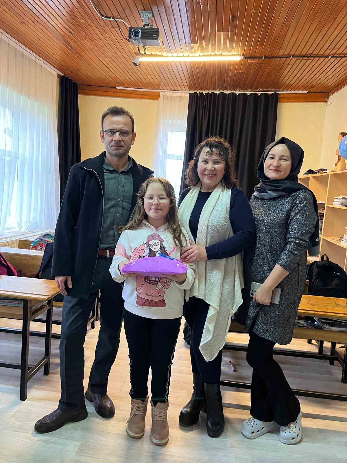 İnci Bayram İstiklal konulu resim yarışmasında Türkiye 2. oldu