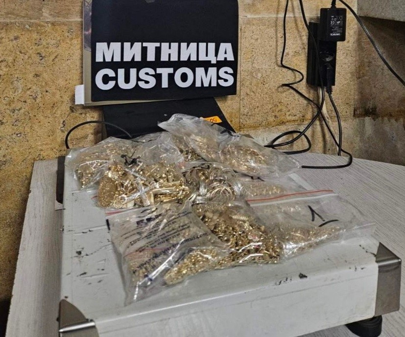 Beline yaptığı özel kuşak ile kaçak altınları götürecekti