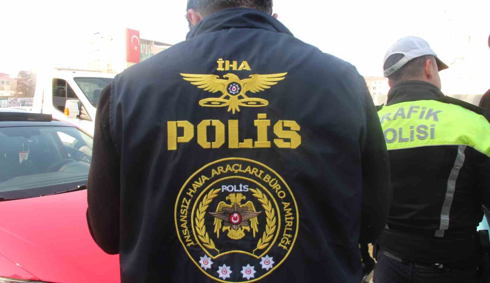 Abartı egzozdan ceza yedikleri aracın önünde hatıra fotoğrafı çektirdiler
