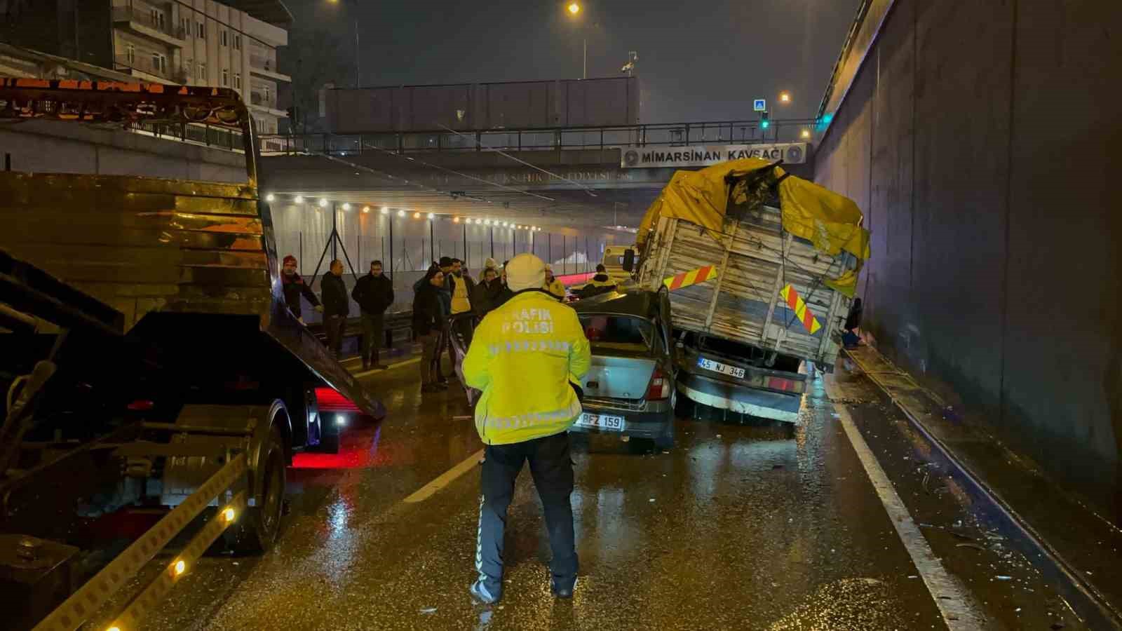 Yağmurlu havada makas atarken çarpmış

