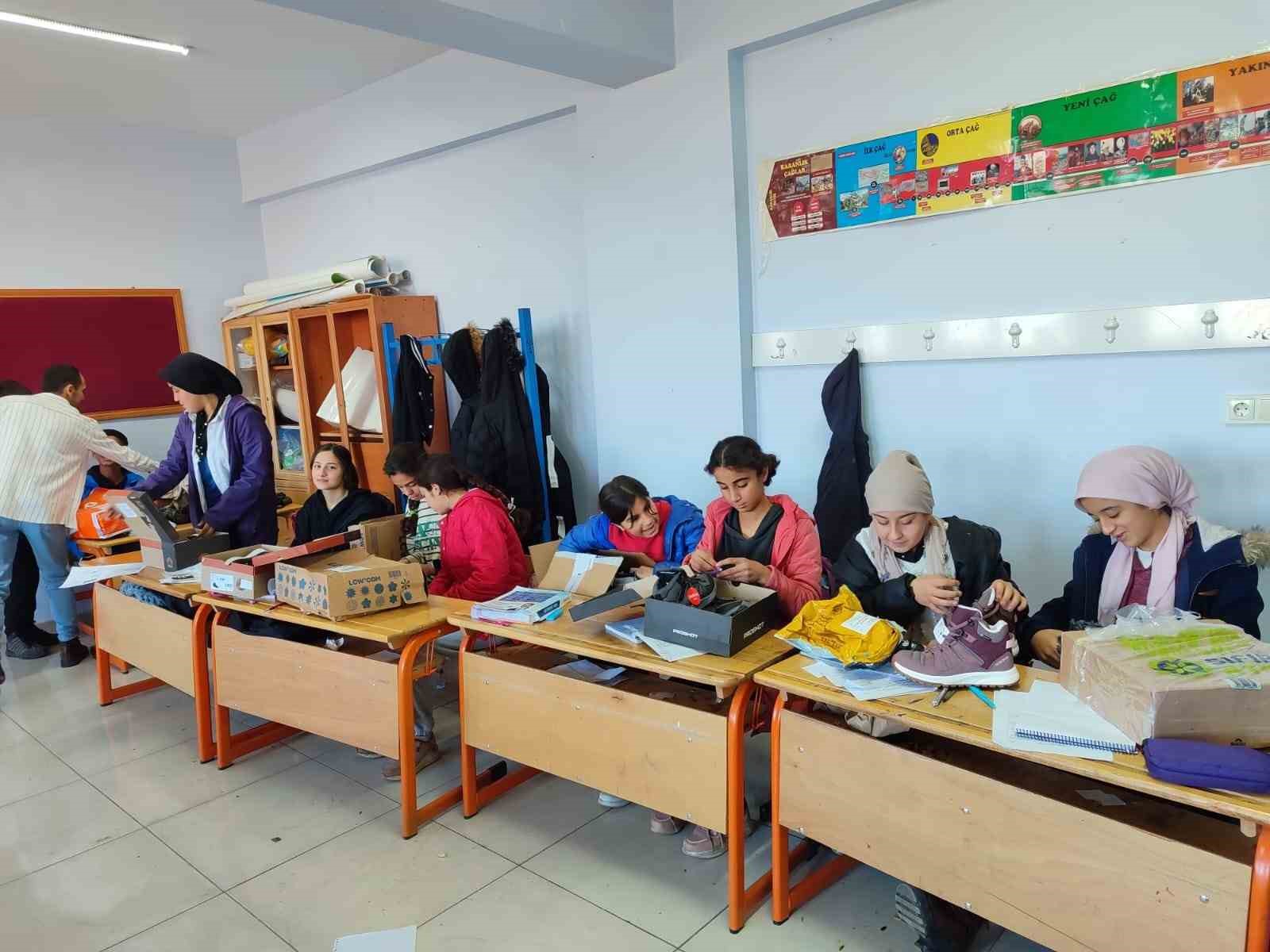 Hayırsever vatandaş öğrencilere hediyeler dağıttı
