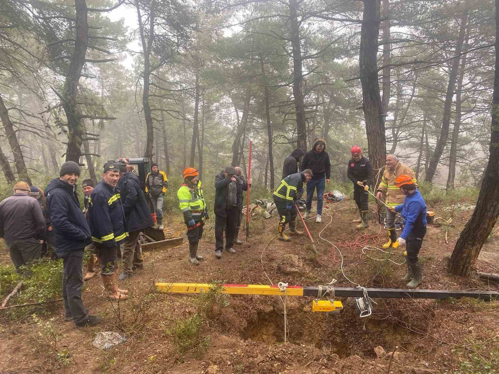 32 metre derinliğindeki çukura düşen keçileri kurtarmak için zorlu mücadele kamerada