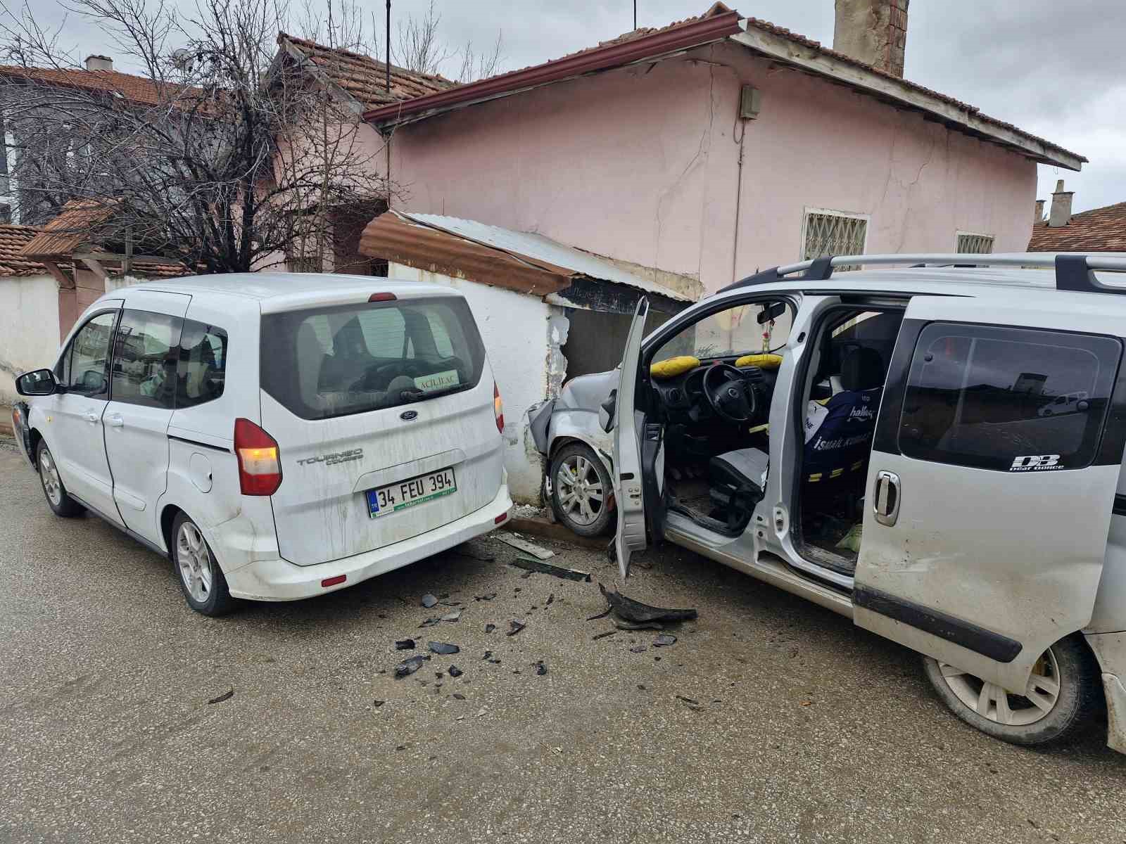 İki hafif ticari araç çarpıştı, sürücüler burnu bile kanamadan kurtuldu