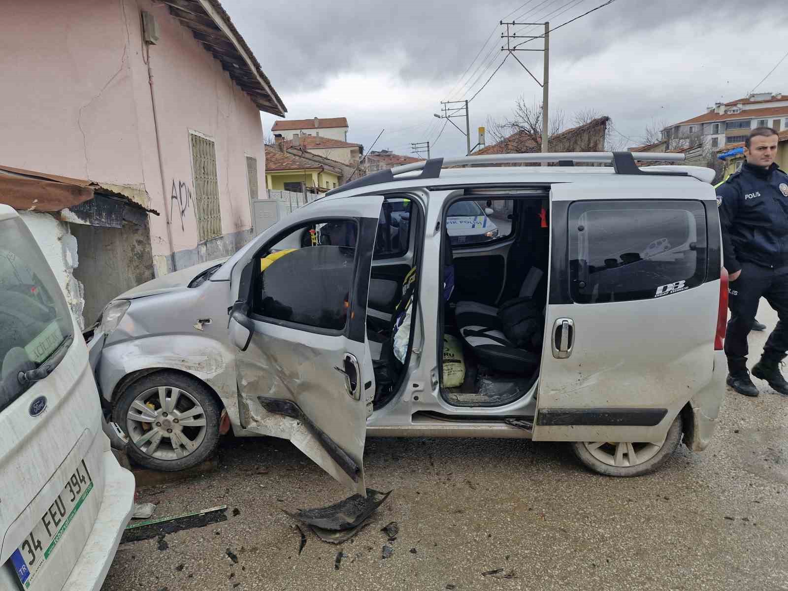 İki hafif ticari araç çarpıştı, sürücüler burnu bile kanamadan kurtuldu
