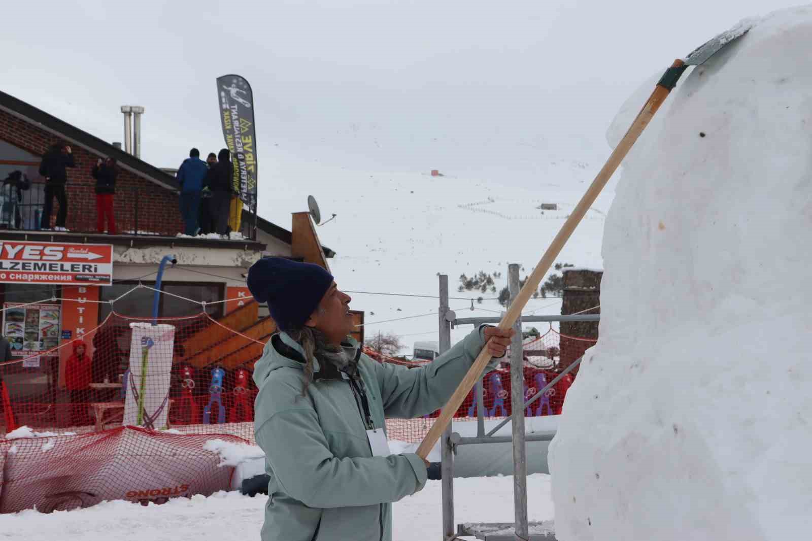 Erciyes’te kar sanata dönüşecek
