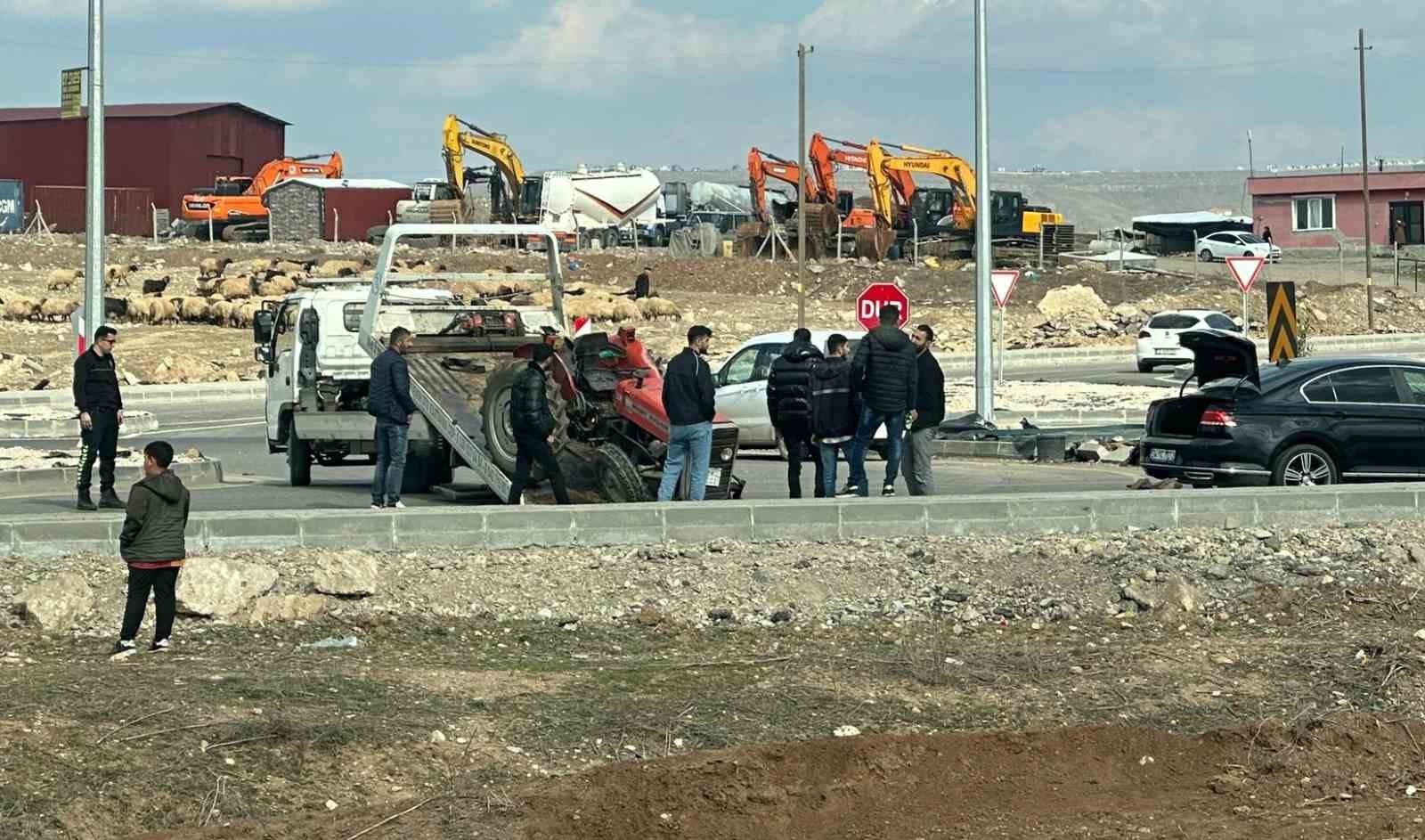 Traktör ile minibüs çarpıştı: 1 yaralı