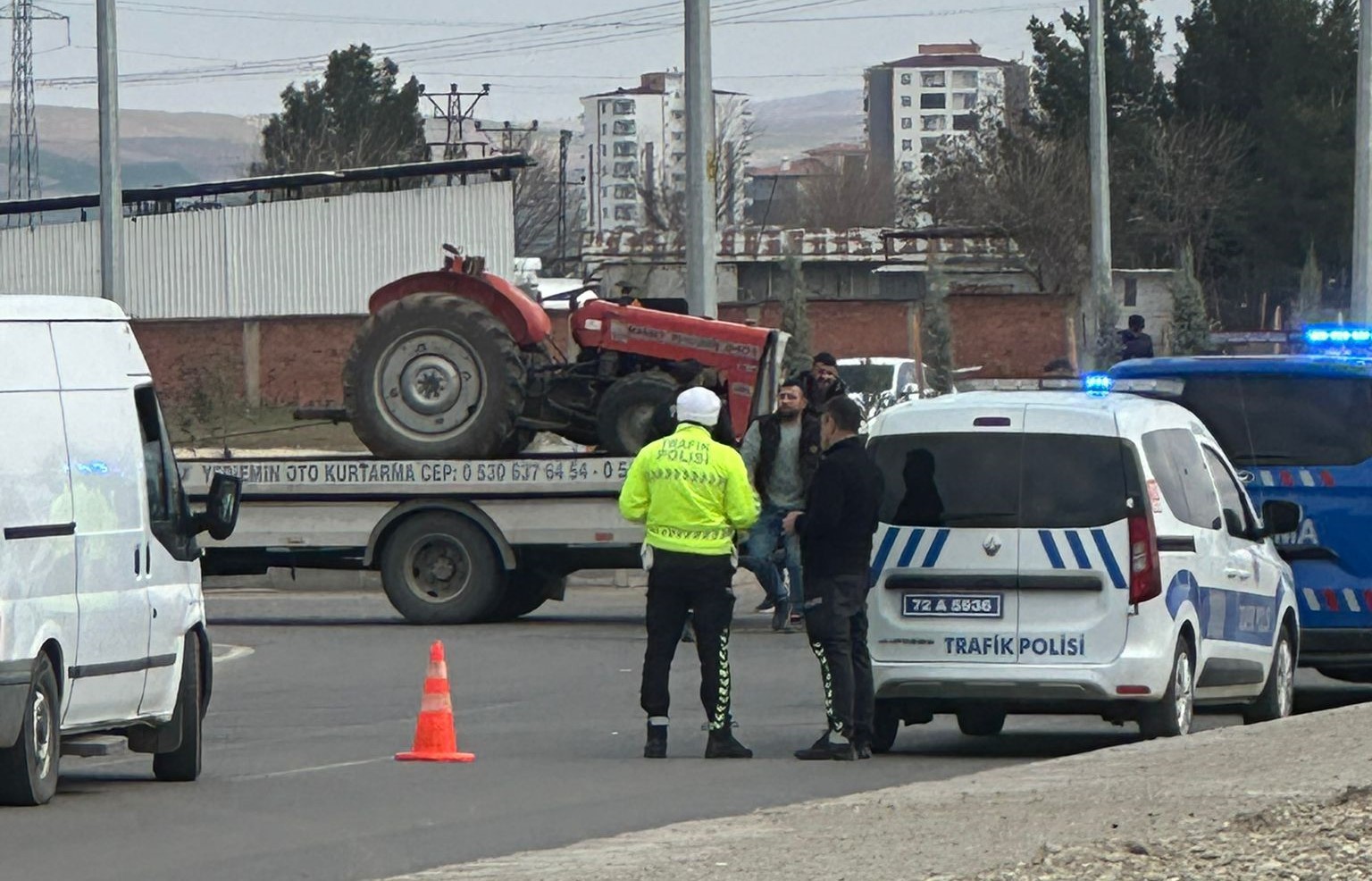 Traktör ile minibüs çarpıştı: 1 yaralı

