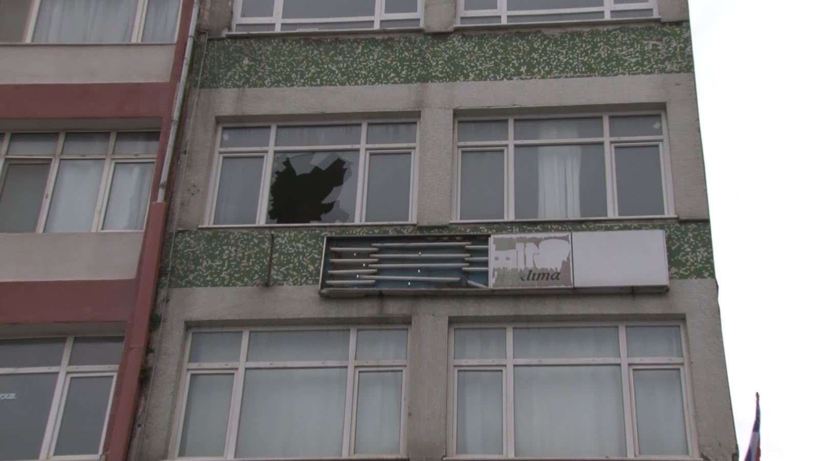 Fatih’te uyuşturucu etkisindeyken dövdükleri arkadaşlarını camdan attılar