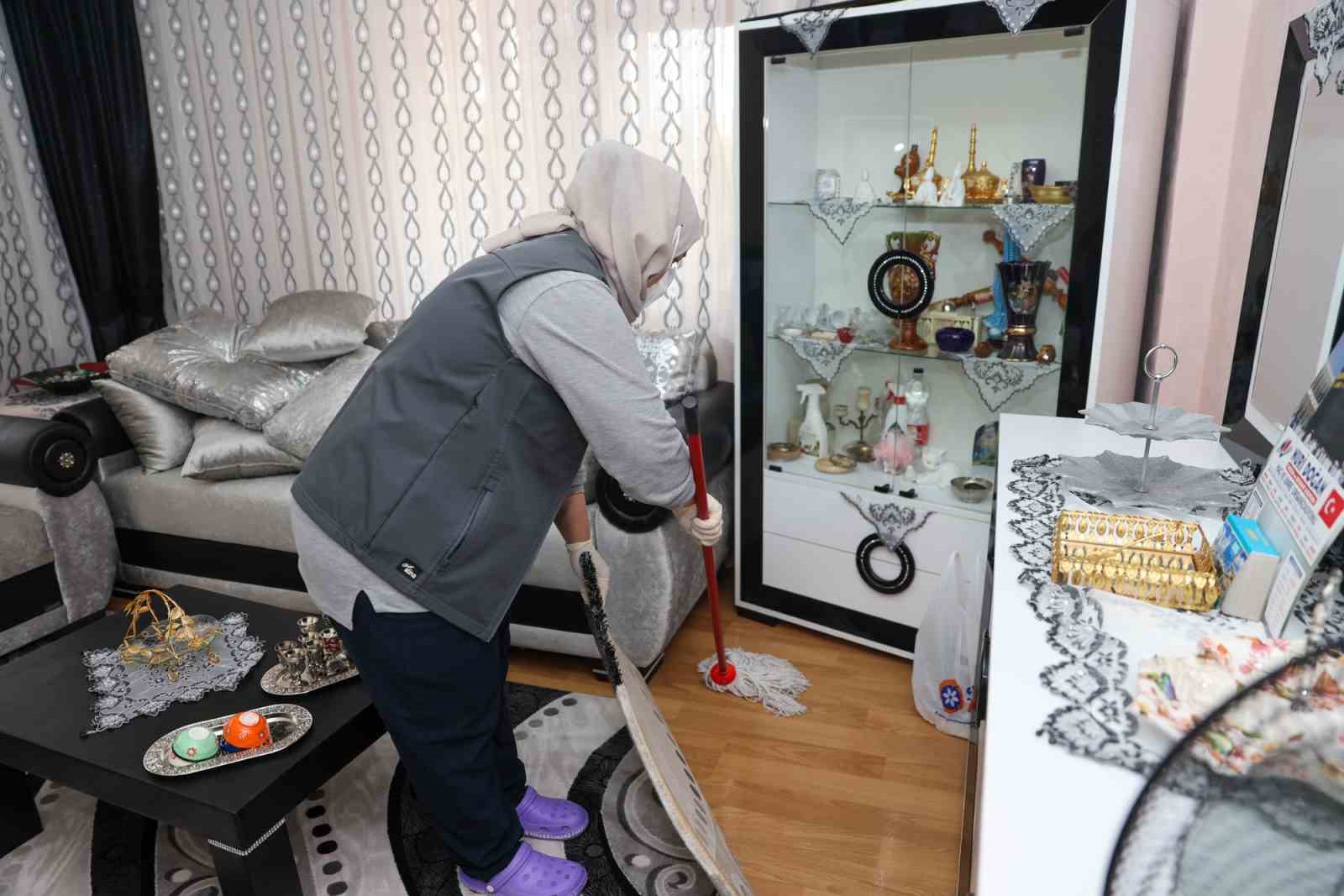Evde yaşlı bakım hizmeti yüzlerde tebessüm olmayı sürdürüyor
