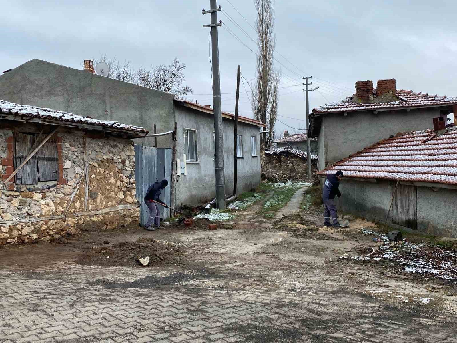 İnönü Belediyesi Esnemez Mahallesi’nde temizlik çalışması yaptı