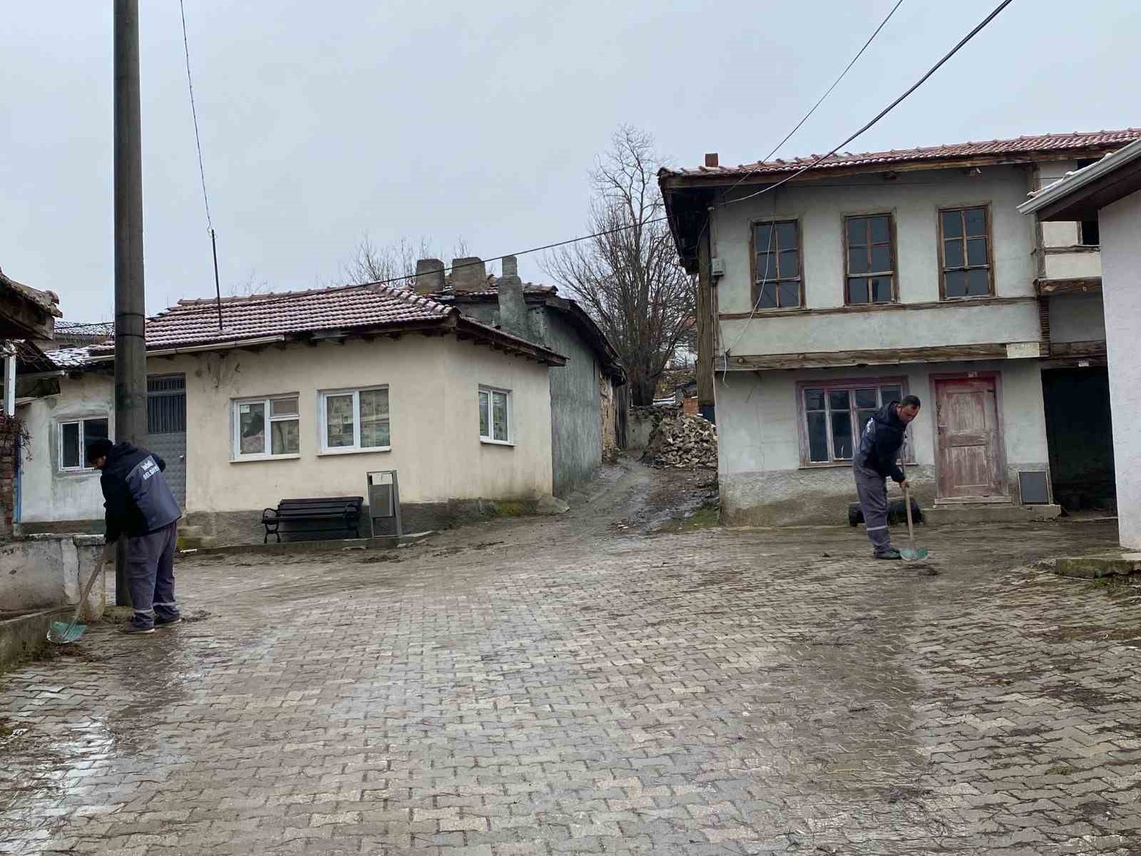 İnönü Belediyesi Esnemez Mahallesi’nde temizlik çalışması yaptı
