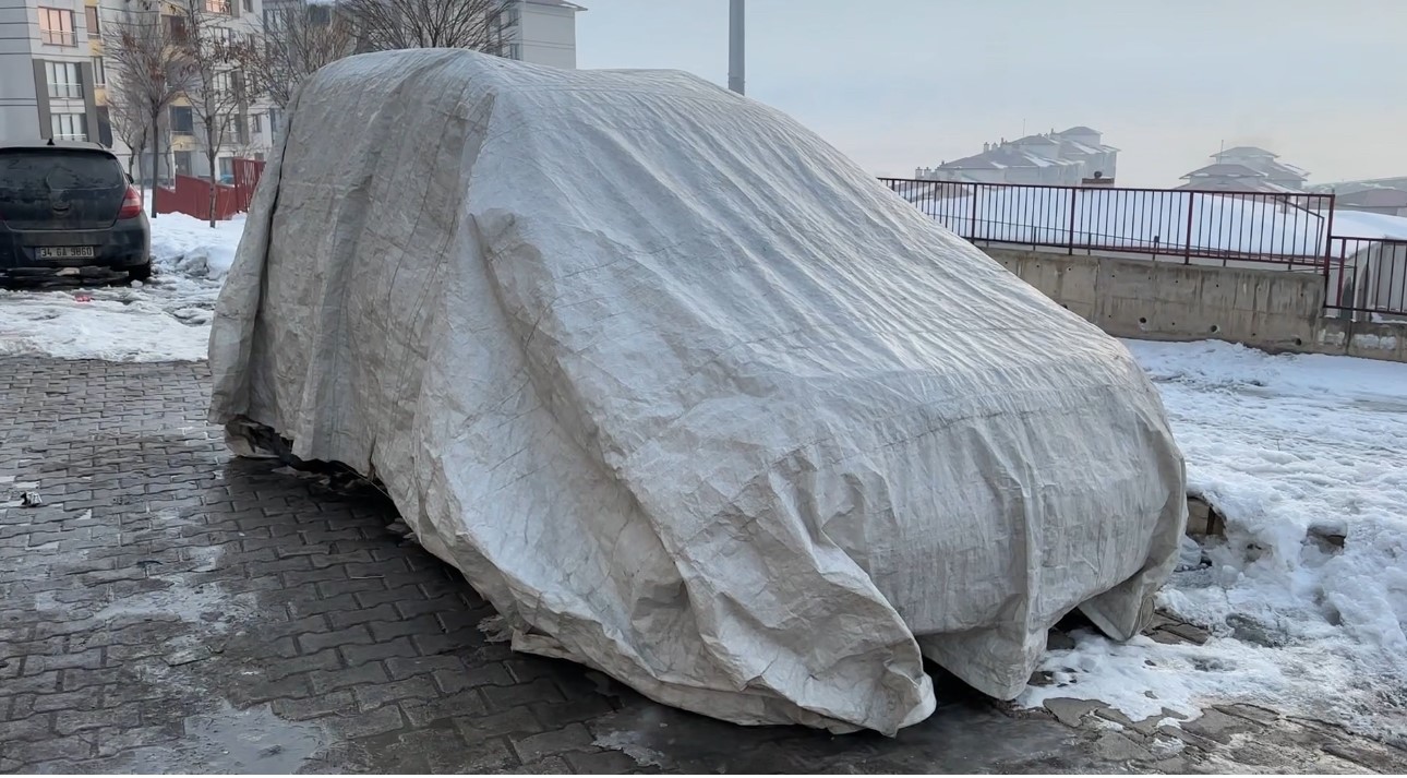 Yüksekova’da buz sarkıtları 2 metreyi geçti
