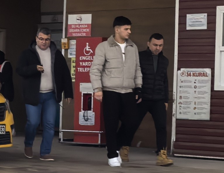 Kavgayı ayırmaya çalışan genç bıçaklandı, şüpheli yakalandı