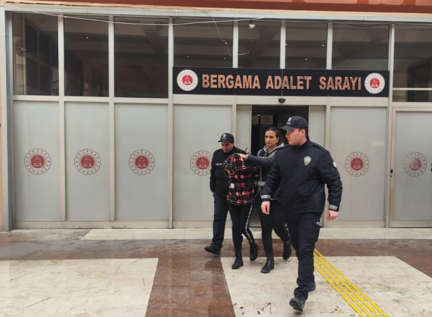 İzmir’de uyuşturucu madde ticareti yapan çift tutuklandı
