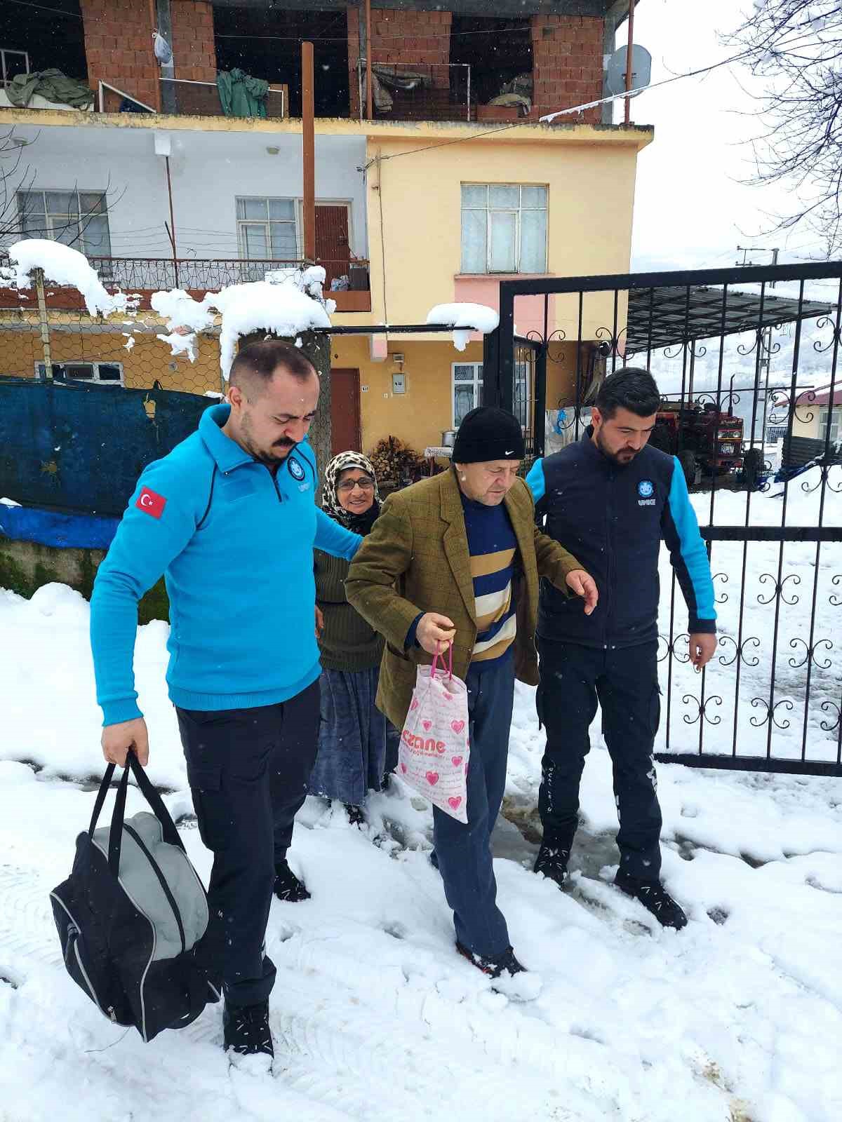 Karla kaplı yollarda diyaliz hastasının yardımına Samsun UMKE koştu