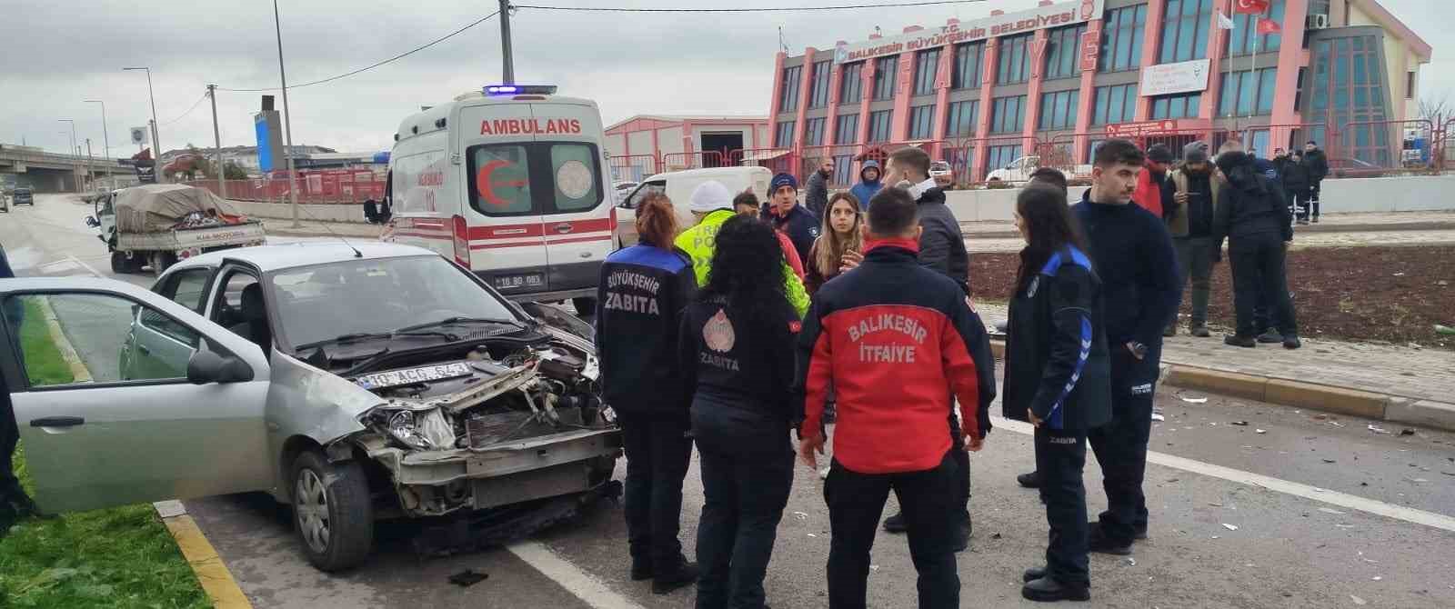 Bandırma’da kavşakta meydana gelen kazada 3 kişi yaralandı