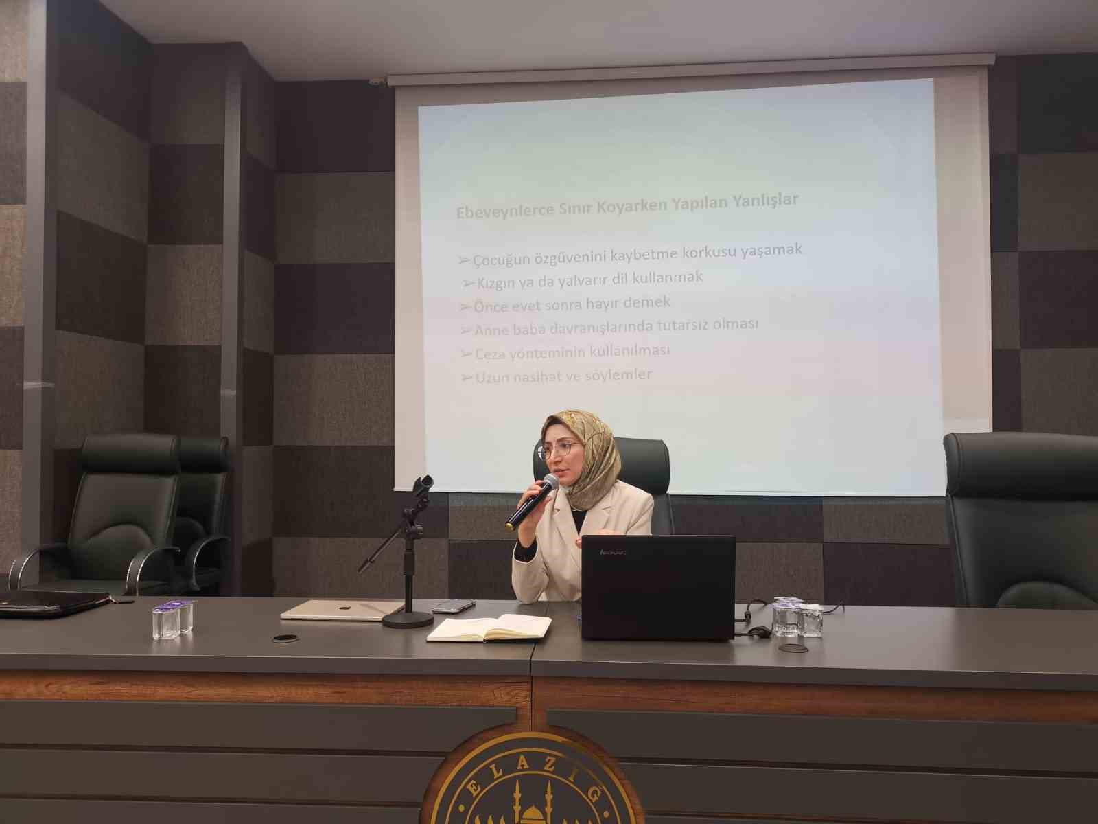 Elazığ’da bayan Kur’an kursu öğreticilerine konferans