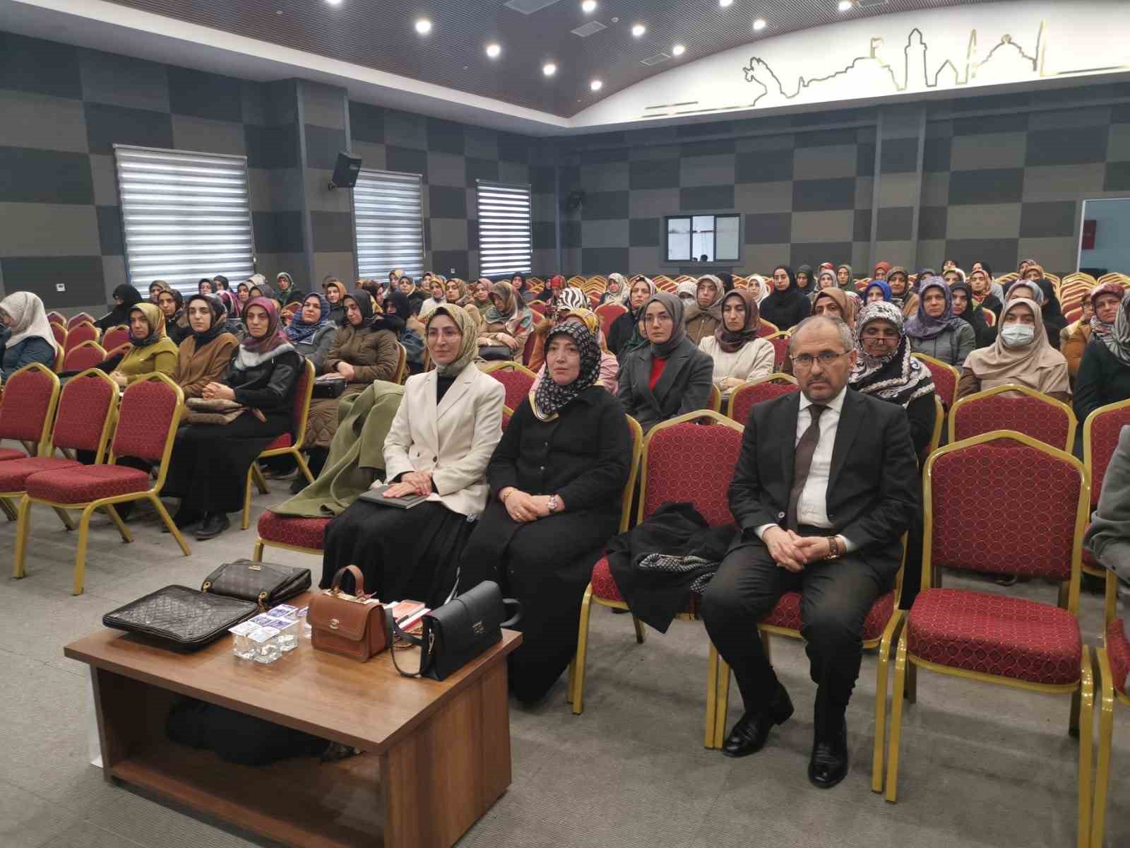 Elazığ’da bayan Kur’an kursu öğreticilerine konferans
