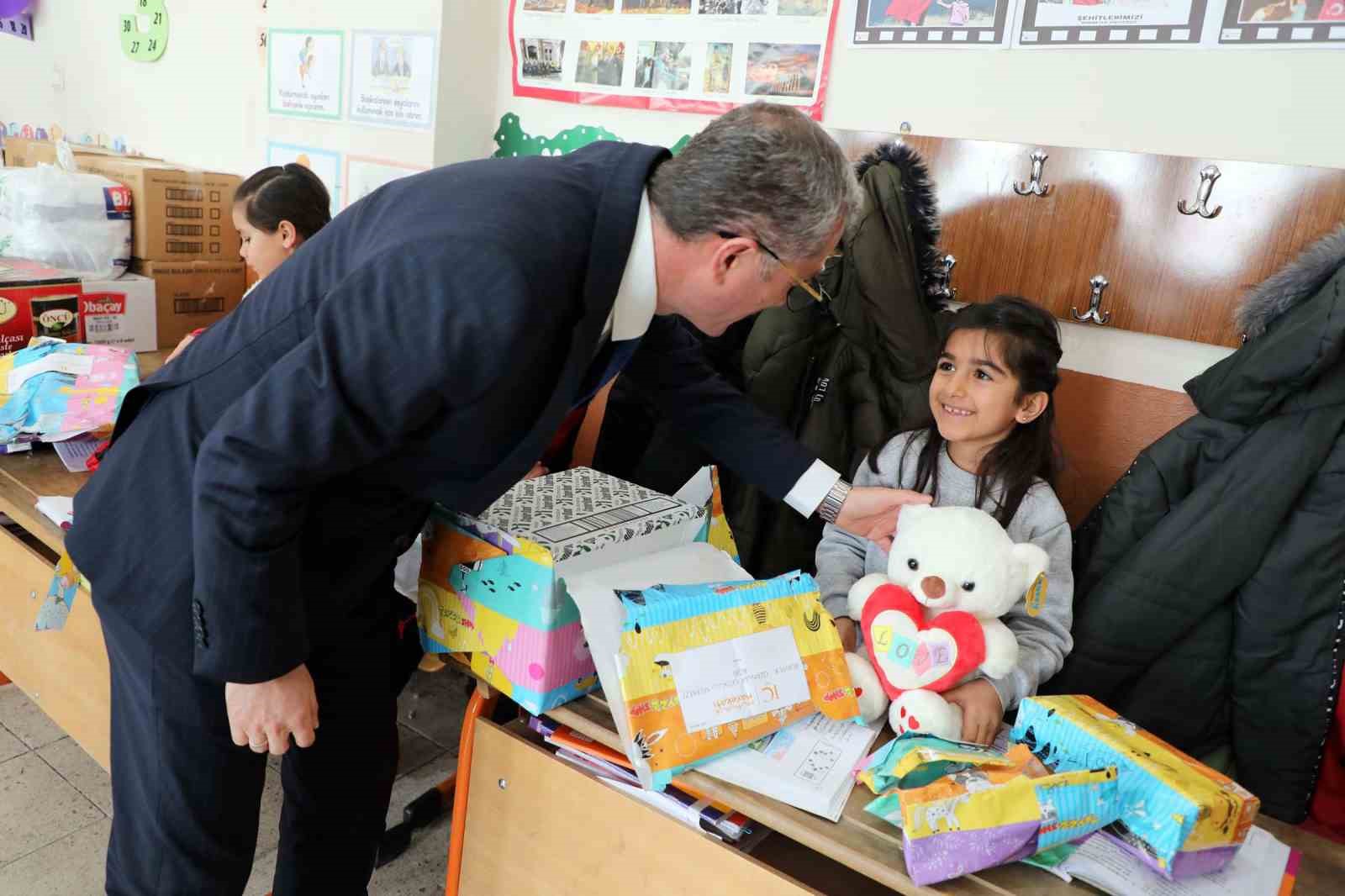 Ağrı’da &quot;IC Mutluluk Harekatı&quot; ile çocukların oyuncak hayalleri gerçek oldu