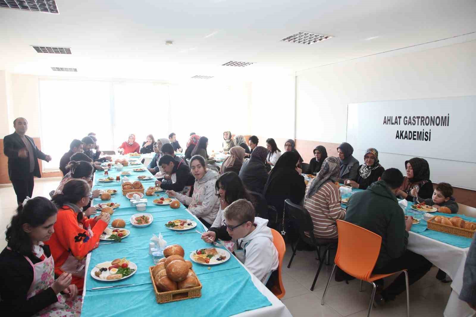 Zihinsel engelli bireyler mutfağa girdi
