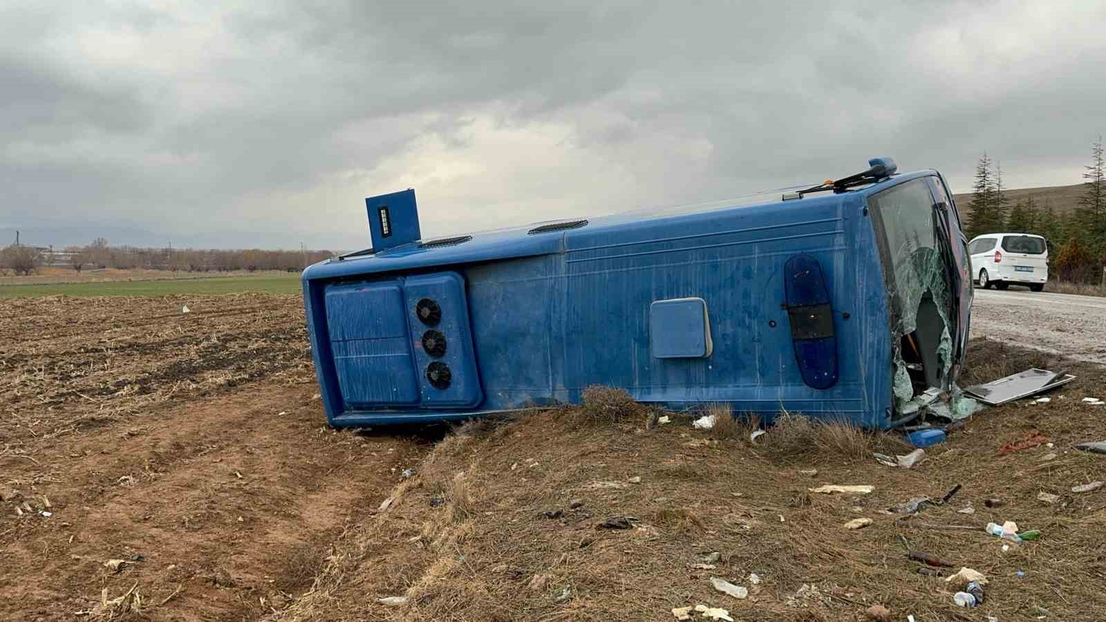 Cezaevi aracı devrildi, 14 kişi yaralandı
