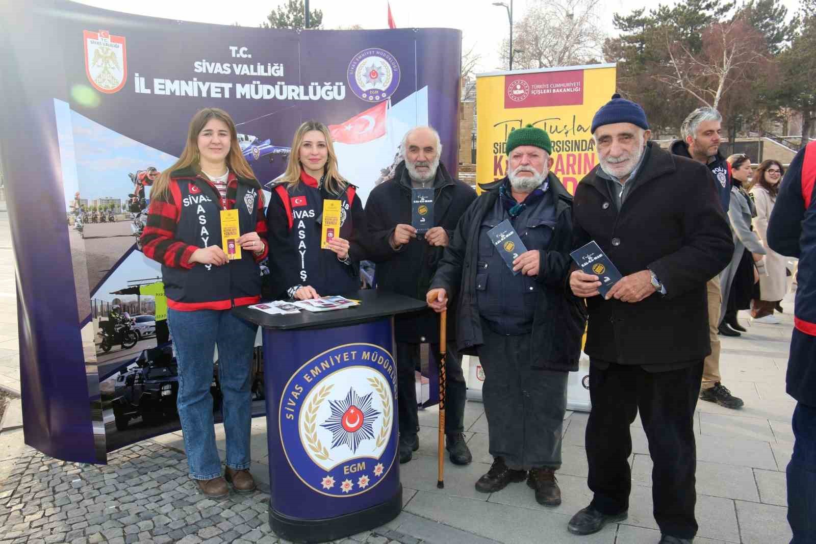 Sivas’ta ’Kadına El Kalkamaz’ ve KADES broşürleri dağıtıldı