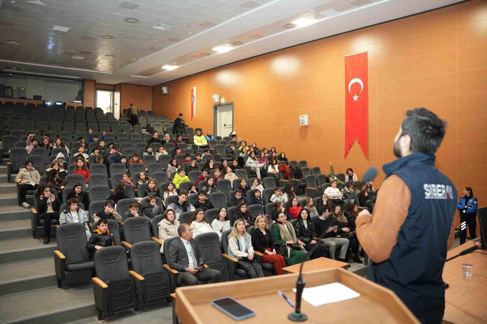 Tekirdağ&rsquo;da &ouml;ğrenciler su&ccedil; ve siber zorbalığa karşı bilgilendirildi
