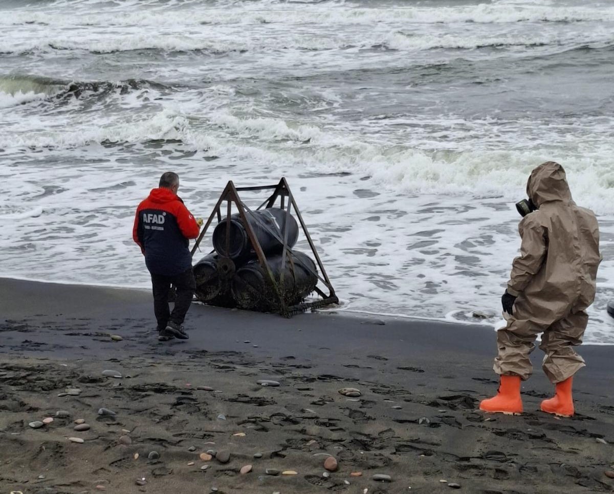 Ordu’nun 3 noktasında sahile vuran 7 varilden birinde kimyasal madde tespit edildi