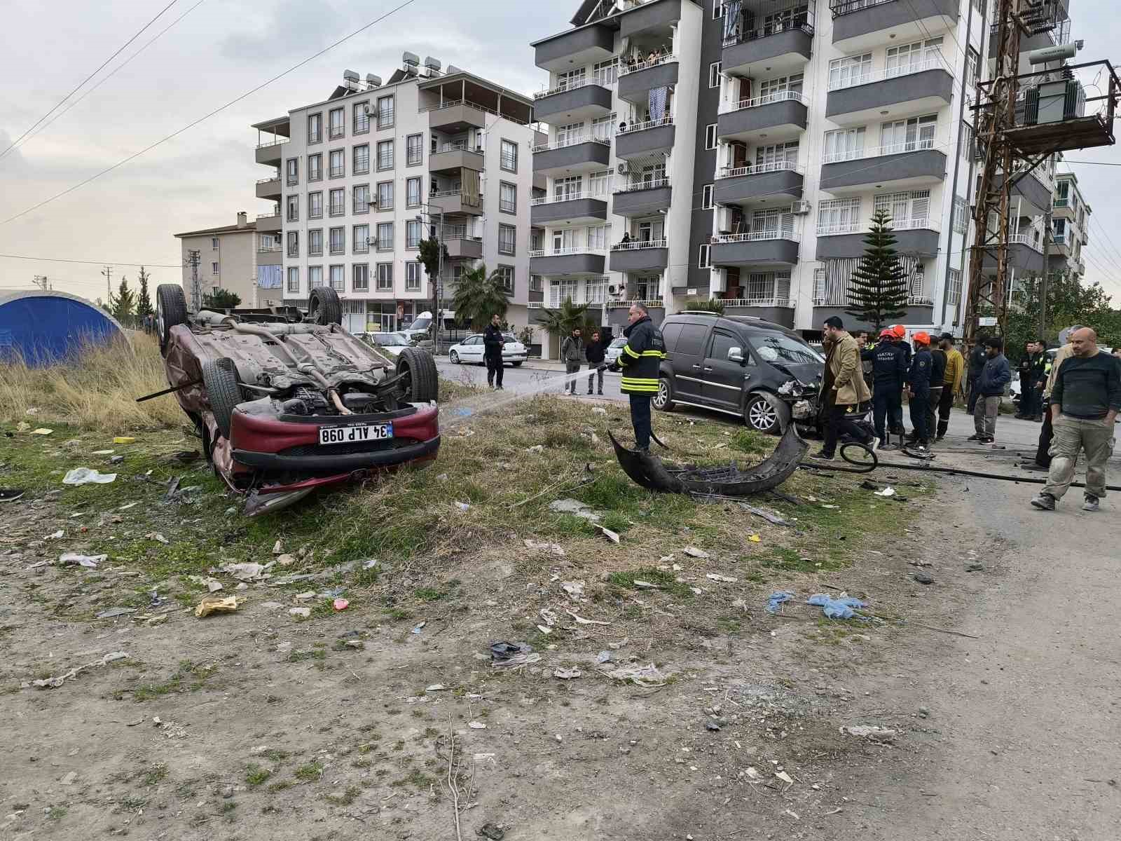 Hatay’da hafif ticari araç otomobille çarpıştı: 3 yaralı
