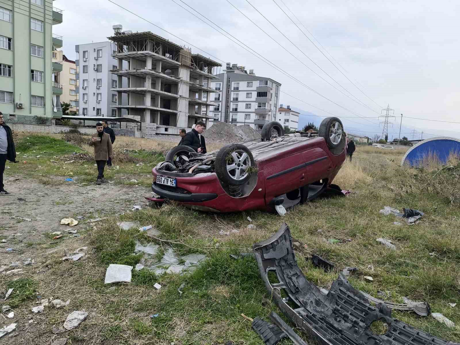 Hatay’da hafif ticari araç otomobille çarpıştı: 3 yaralı