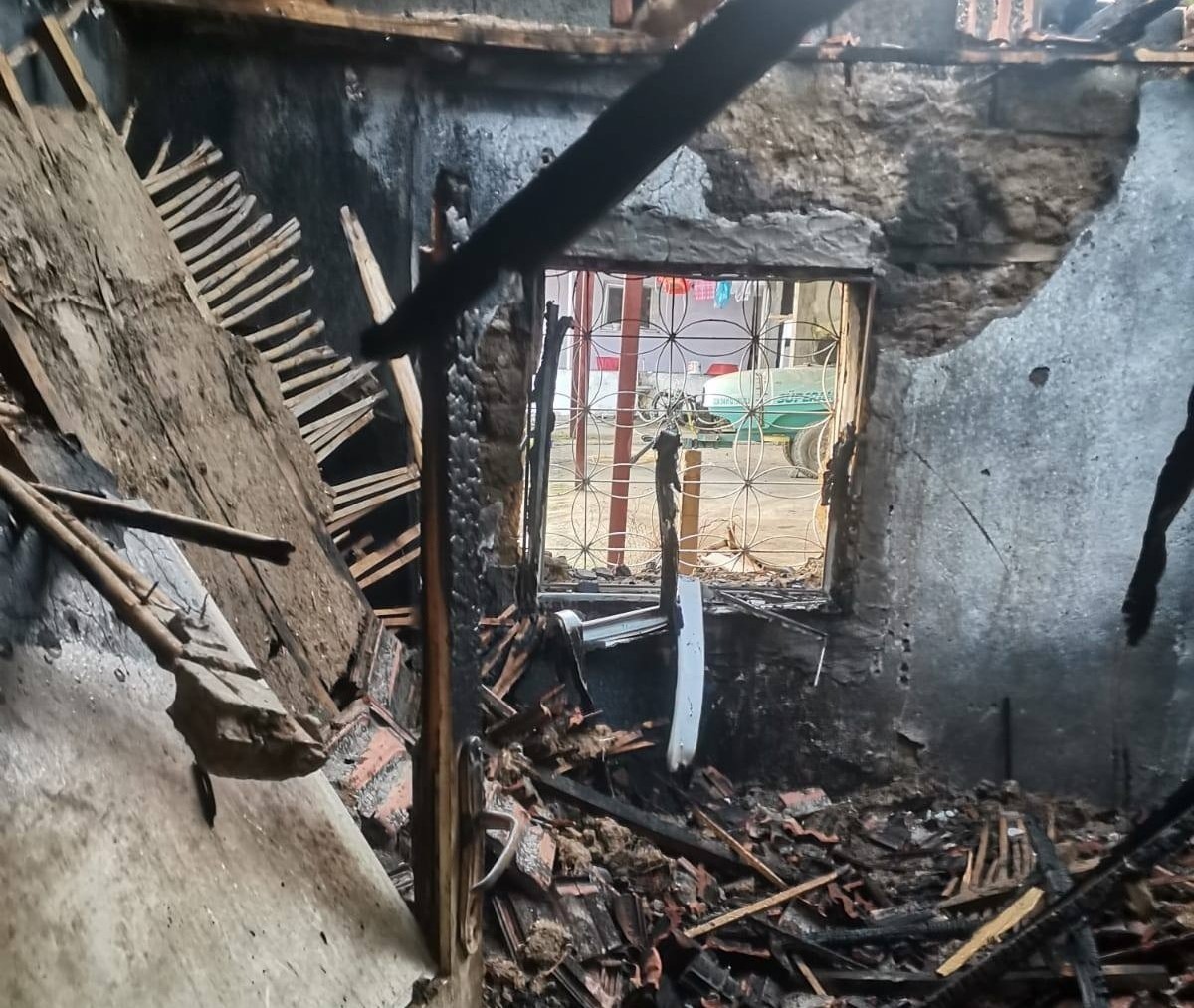 Manisa’da yangın bir evi kül etti