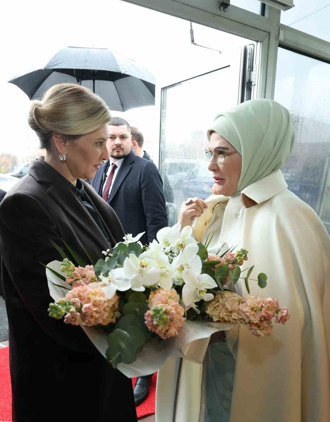 Emine Erdoğan ve Zelenska savaş mağduru &ccedil;ocukları ziyaret etti
