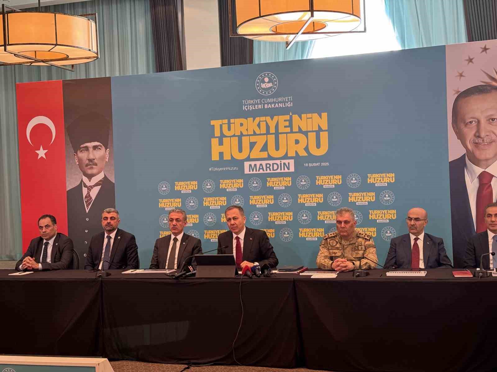 Bakan Yerlikaya: "Ter&ouml;r su&ccedil;undan bir belediye başkanı ceza alır ya da tutuklanırsa, o belediye başkanı ge&ccedil;ici olarak g&ouml;revden alınır"
