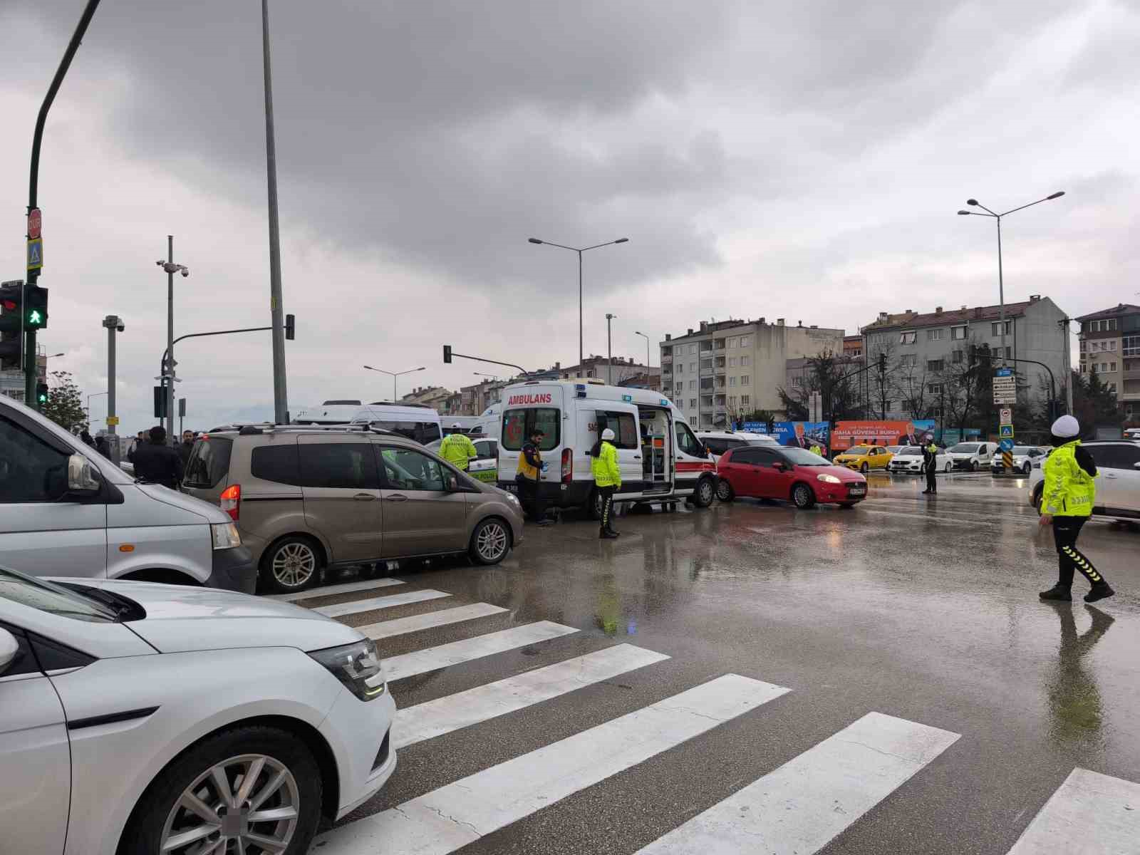 Bursa’da minibüs özel halk otobüsüne çarptı