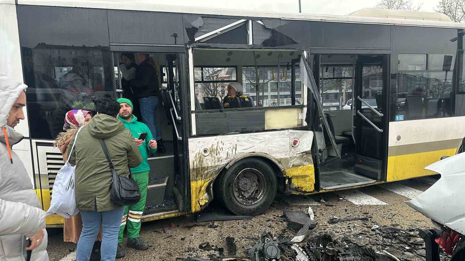 Bursa’da minibüs özel halk otobüsüne çarptı

