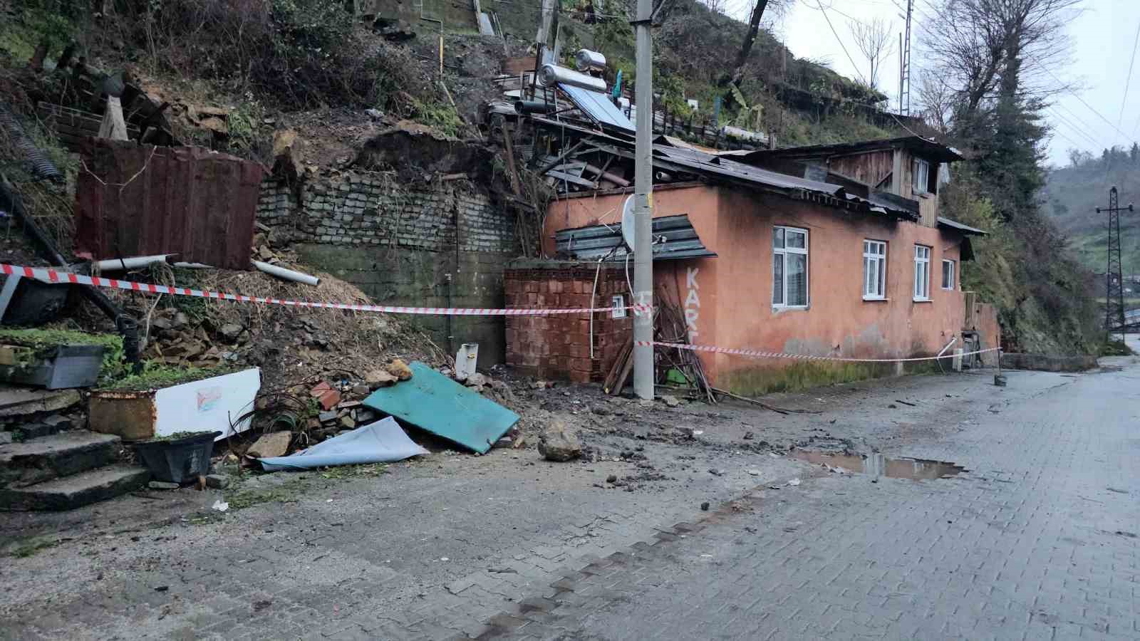 Zonguldak’ta heyelan sonrası 3 ev tahliye edildi