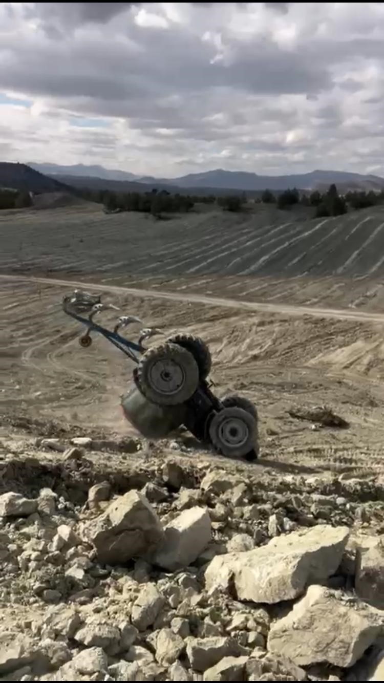 Tarlasının s&uuml;r&uuml;l&uuml;ş&uuml;n&uuml; &ccedil;ekerken trakt&ouml;r&uuml;n altında kalan s&uuml;r&uuml;c&uuml; &ouml;ld&uuml;
