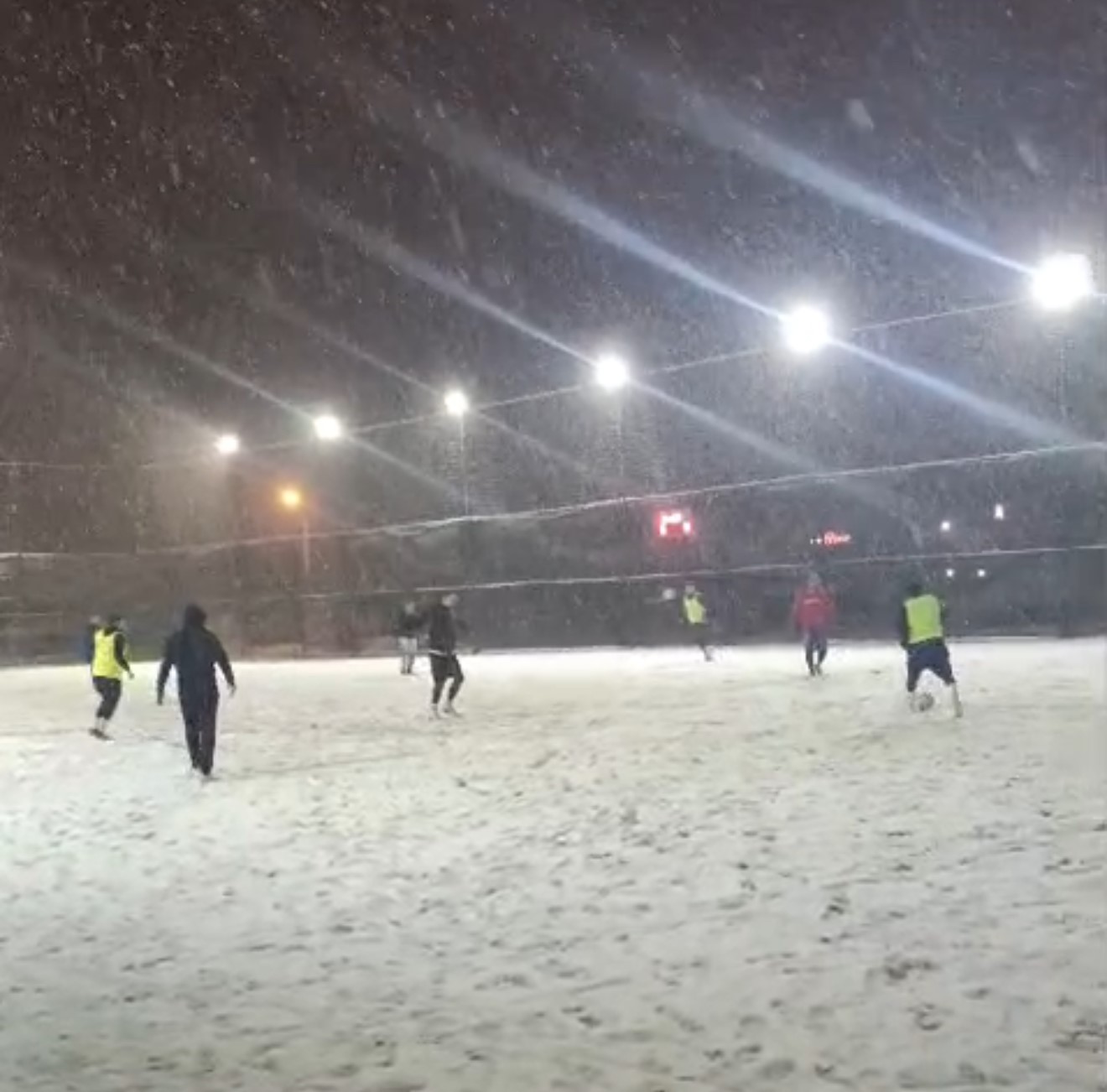 Yoğun kar yağışı futbol aşkına engel olamadı
