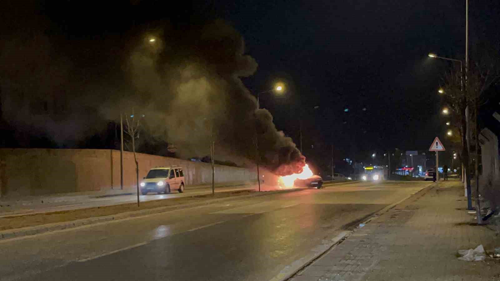 Yakıt aldıktan hemen sonra alev alan aracından atladı, canını zor kurtardı
